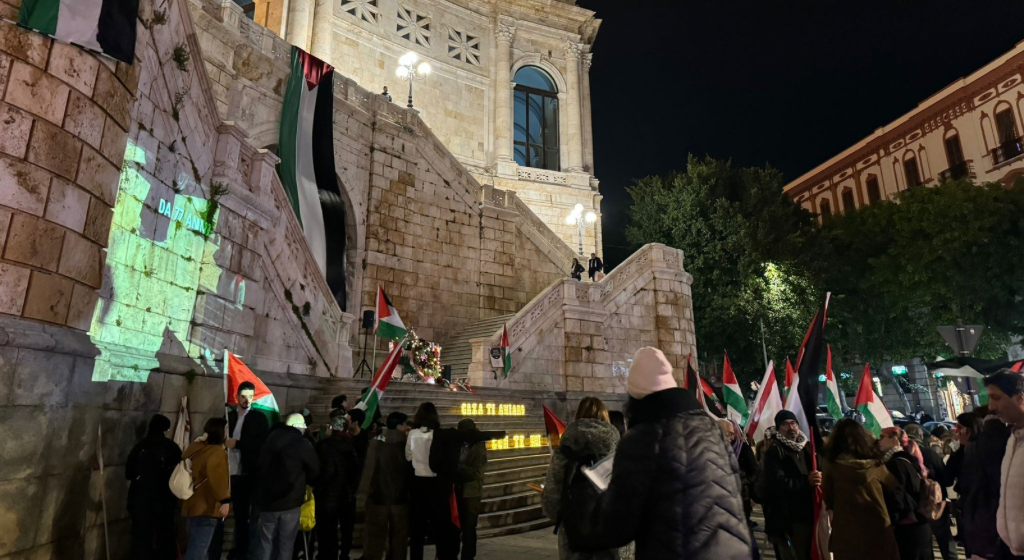 Cagliari, in piazza per la Palestina: una corona per le vittime