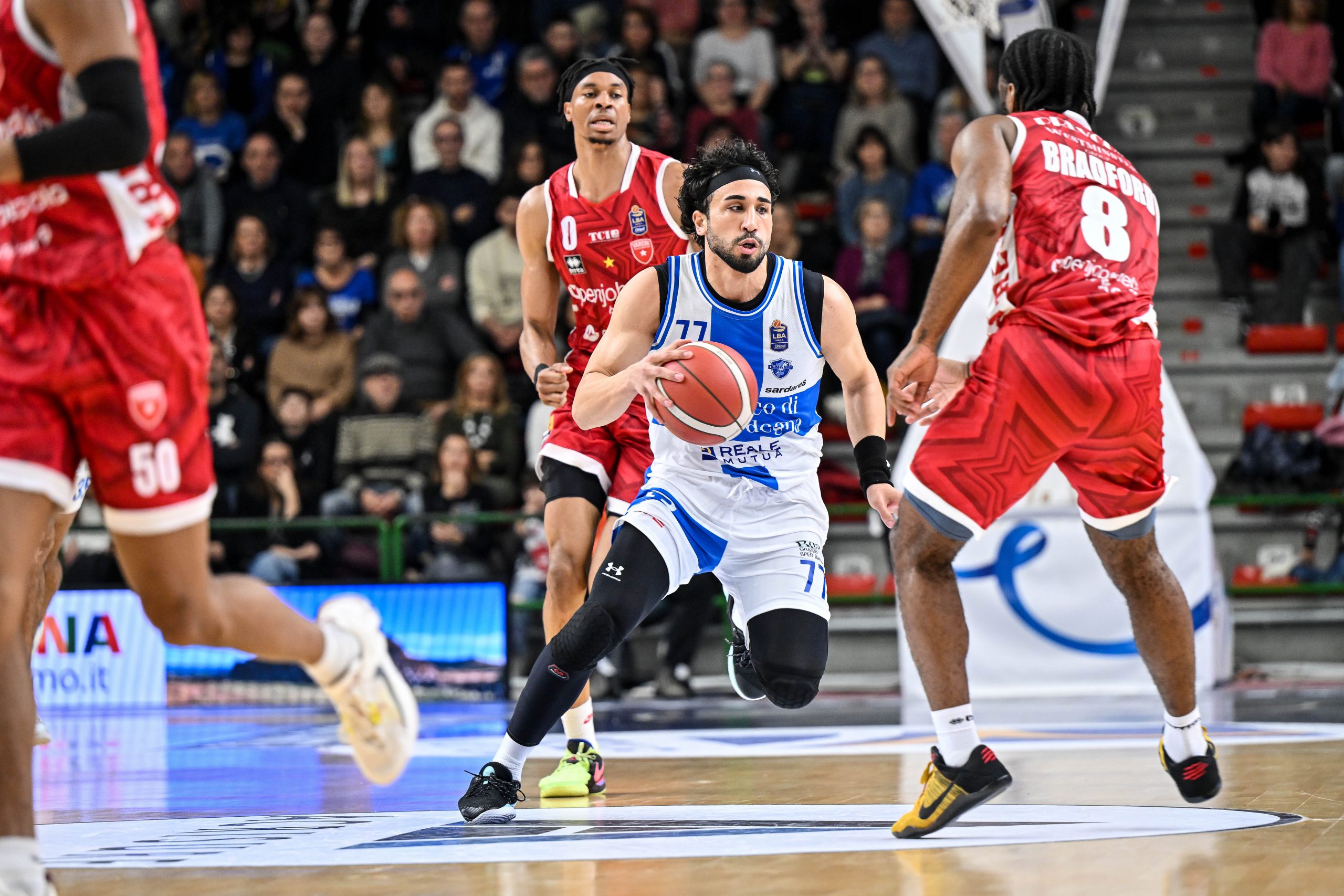 Dinamo, un quarto e poi il buio: Varese passa a Sassari