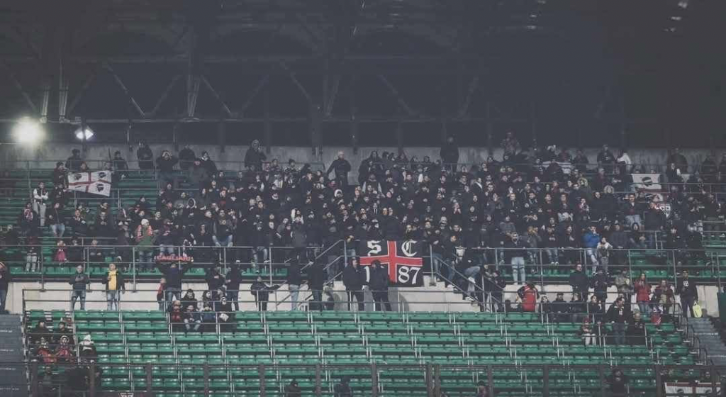 “Cori beceri contro il Cagliari”: il giudice sanziona il Milan