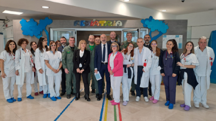 Aeronautica Militare, visita speciale ai bambini del Brotzu: regali in corsia