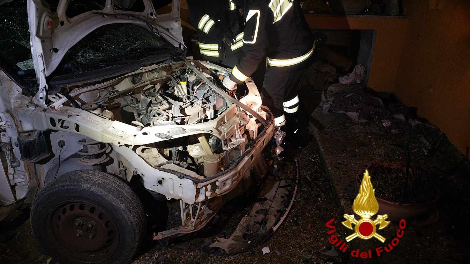 San Teodoro, bomba nella notte distrugge un’auto
