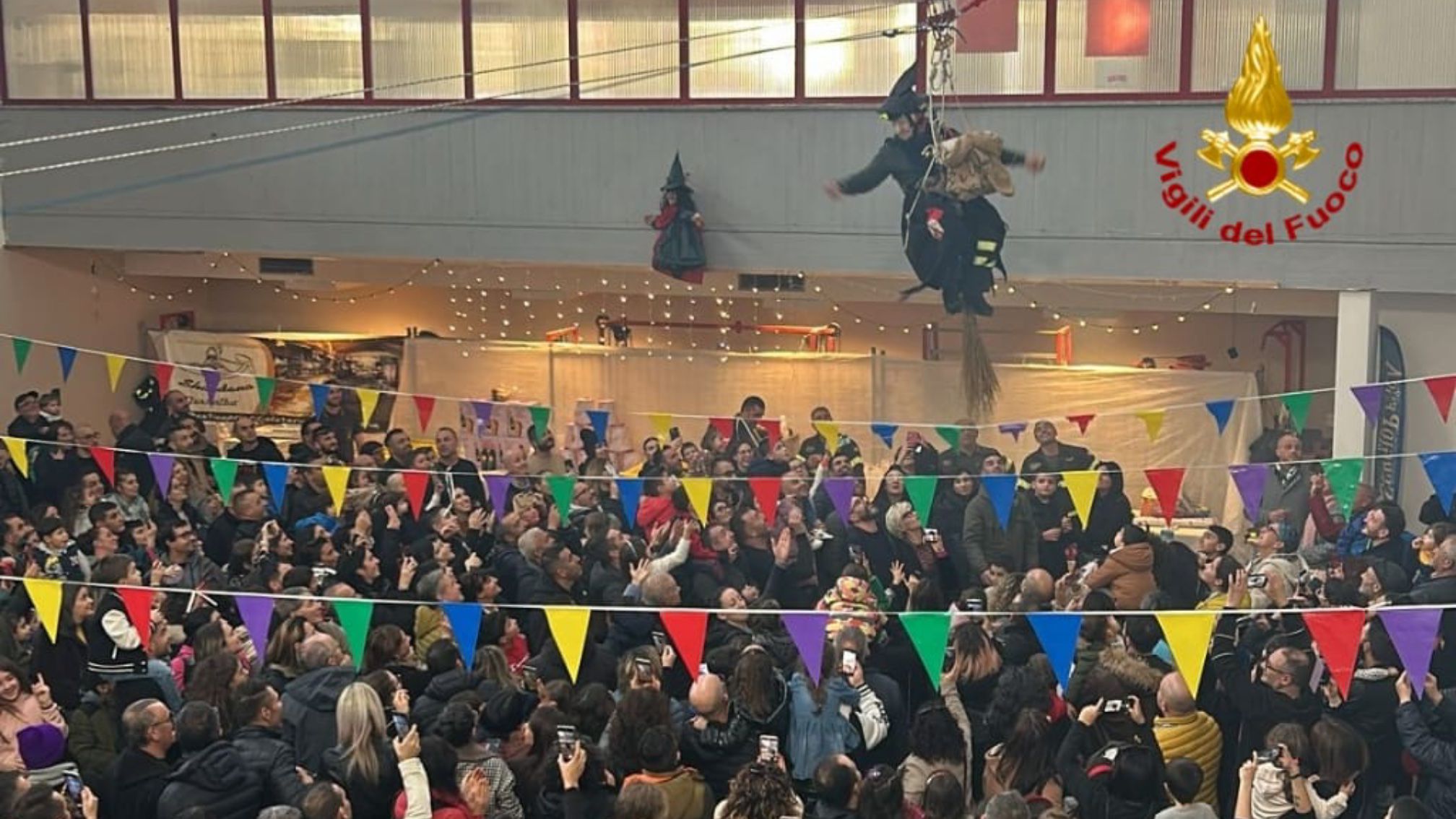Ospedale San Martino, festa Epifania: dall’alto arriva la Befana