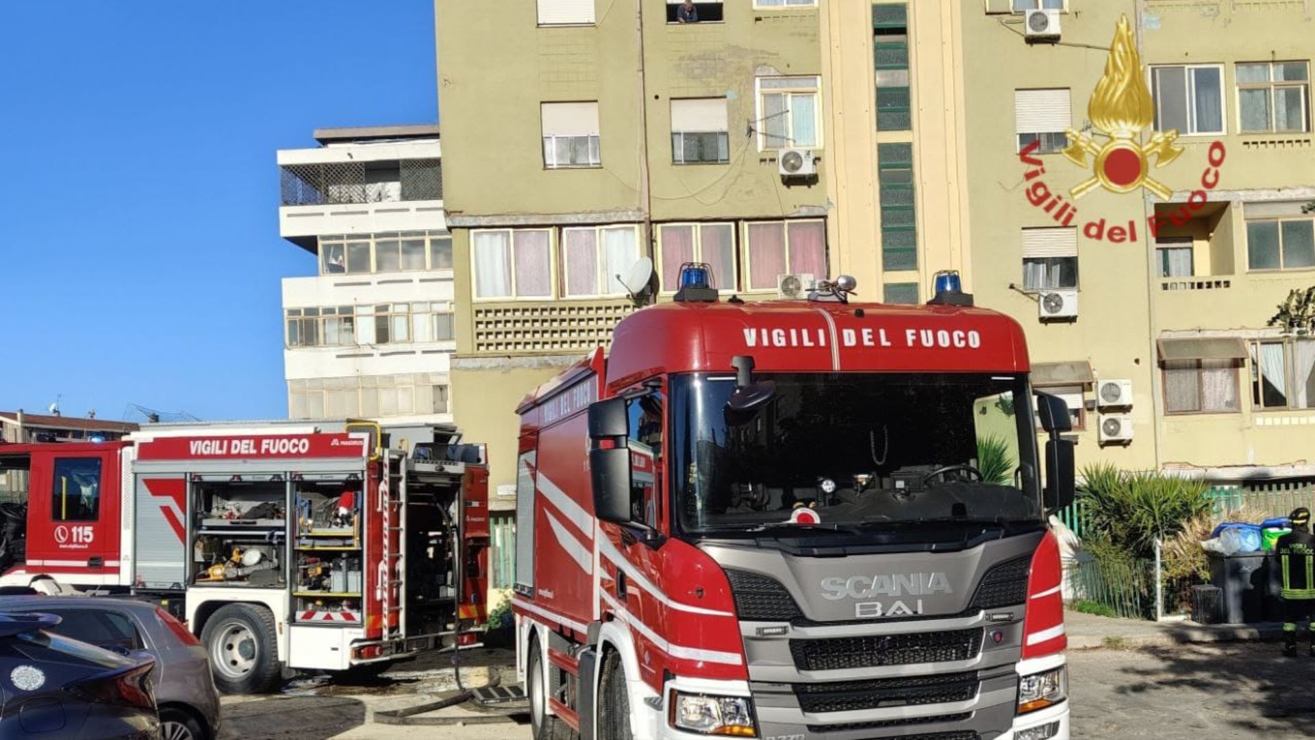 Paura a Cagliari, scoppia incendio in una palazzina: bimbo in codice rosso
