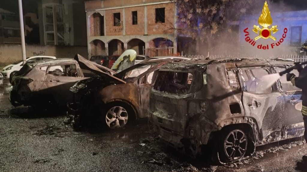Monserrato, paura in via Monte Arci: a fuoco 4 auto