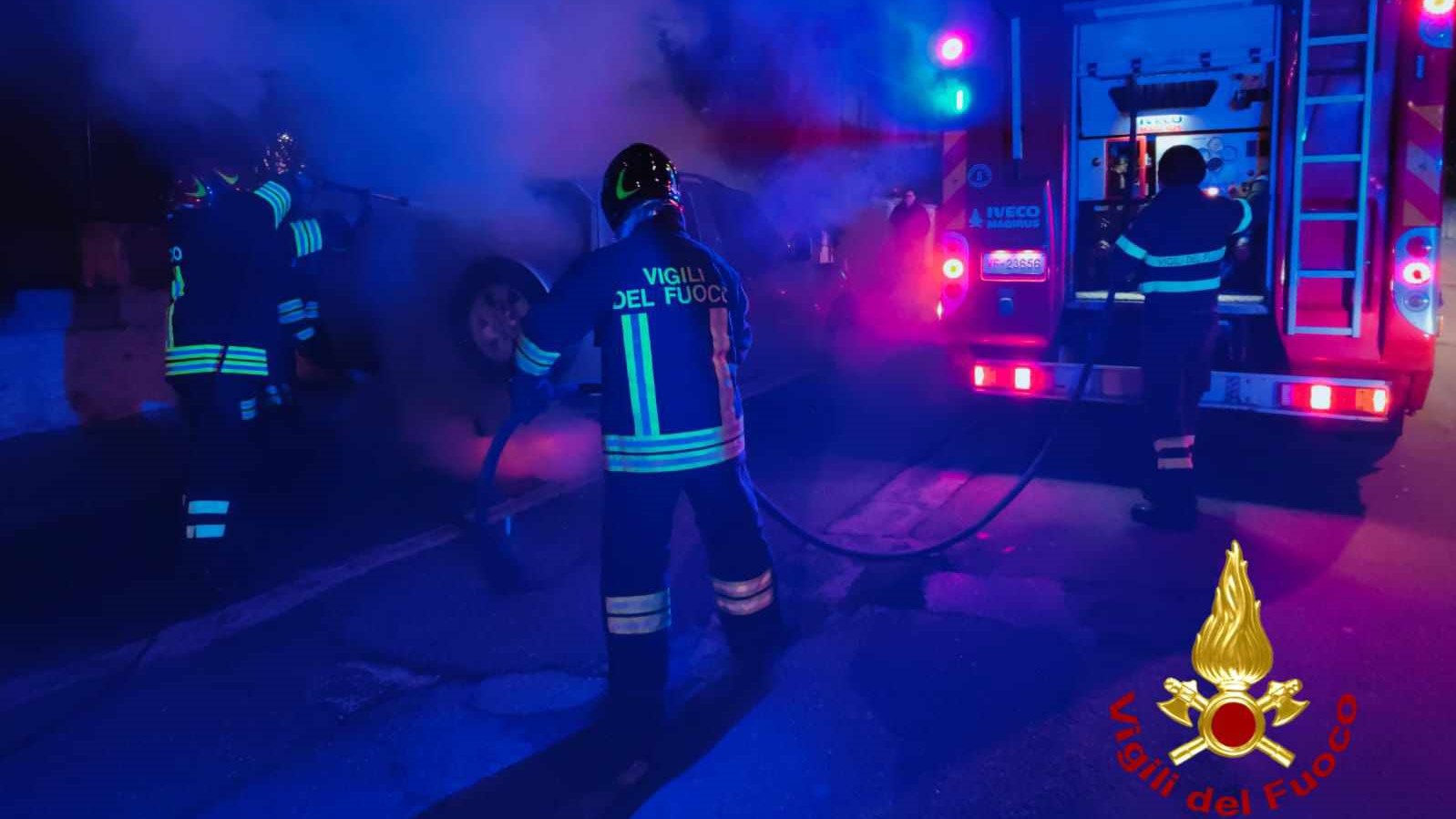 Siniscola, altra notte di paura: a fuoco un fuoristrada