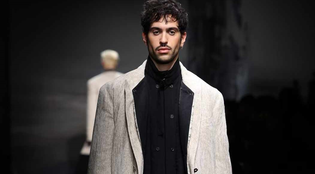 Mahmood, dal palco alla passerella: modello alla Fashion Week di Parigi