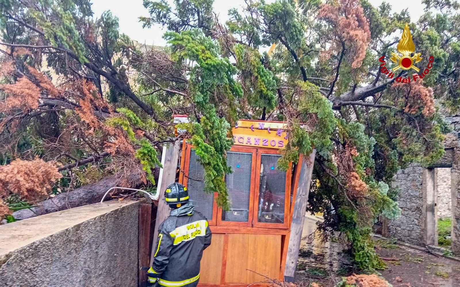 Nuoro travolta dalla tempesta: oltre 30 interventi dei Vigili del fuoco