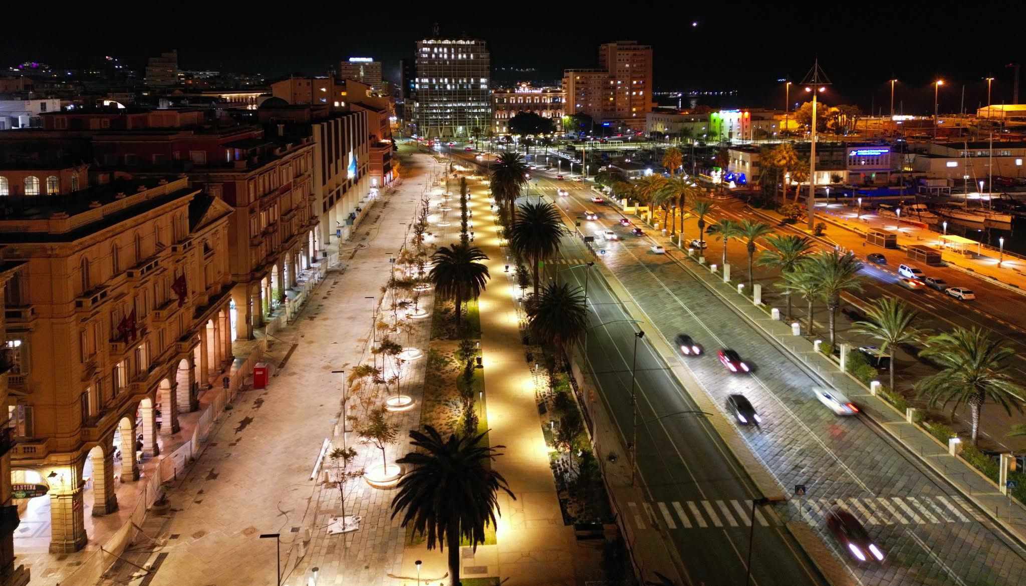 Cagliari, le suggestive immagini della nuova via Roma di notte | Video