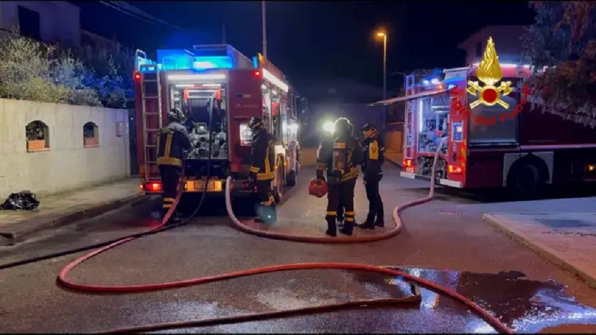 Cabras, paura in un’abitazione: incendio rischia di far esplodere delle bombole