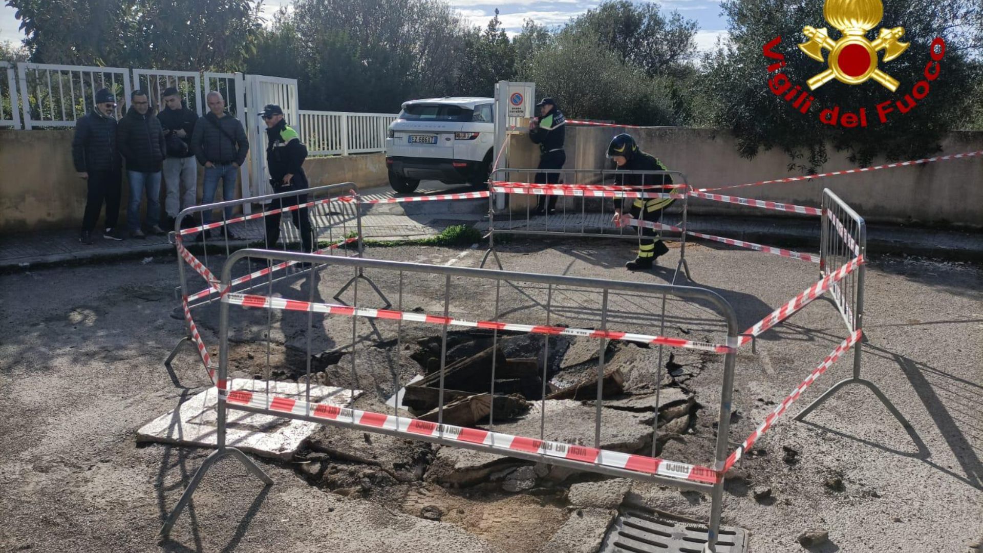 Paura ad Alghero, camion dei rifiuti sprofonda in una voragine