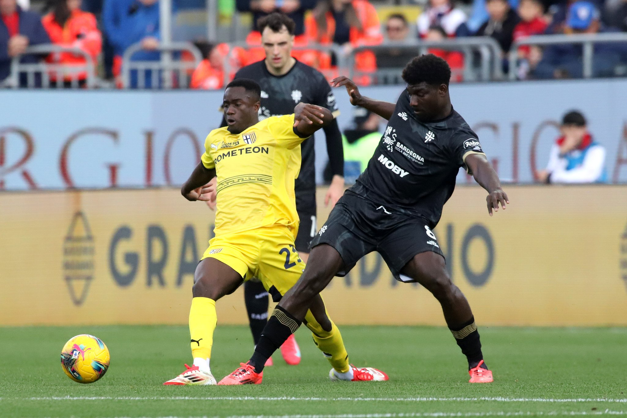 Cagliari, vittoria chiave: Coman e un autogol stendono il Parma