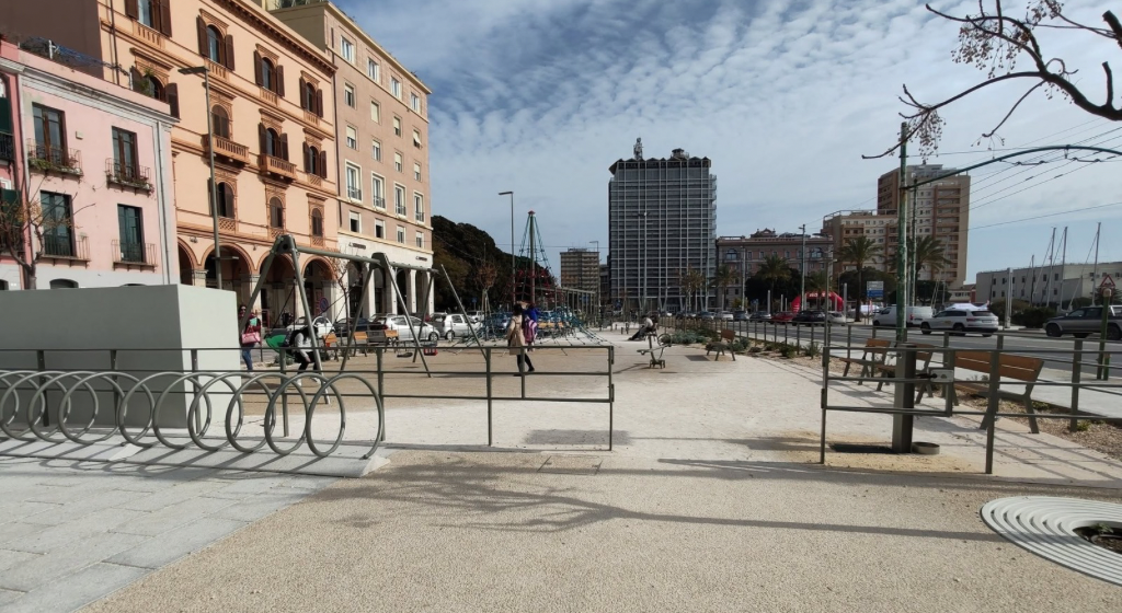 Cagliari, polemica su area giochi in via Roma: “Ma si può?”