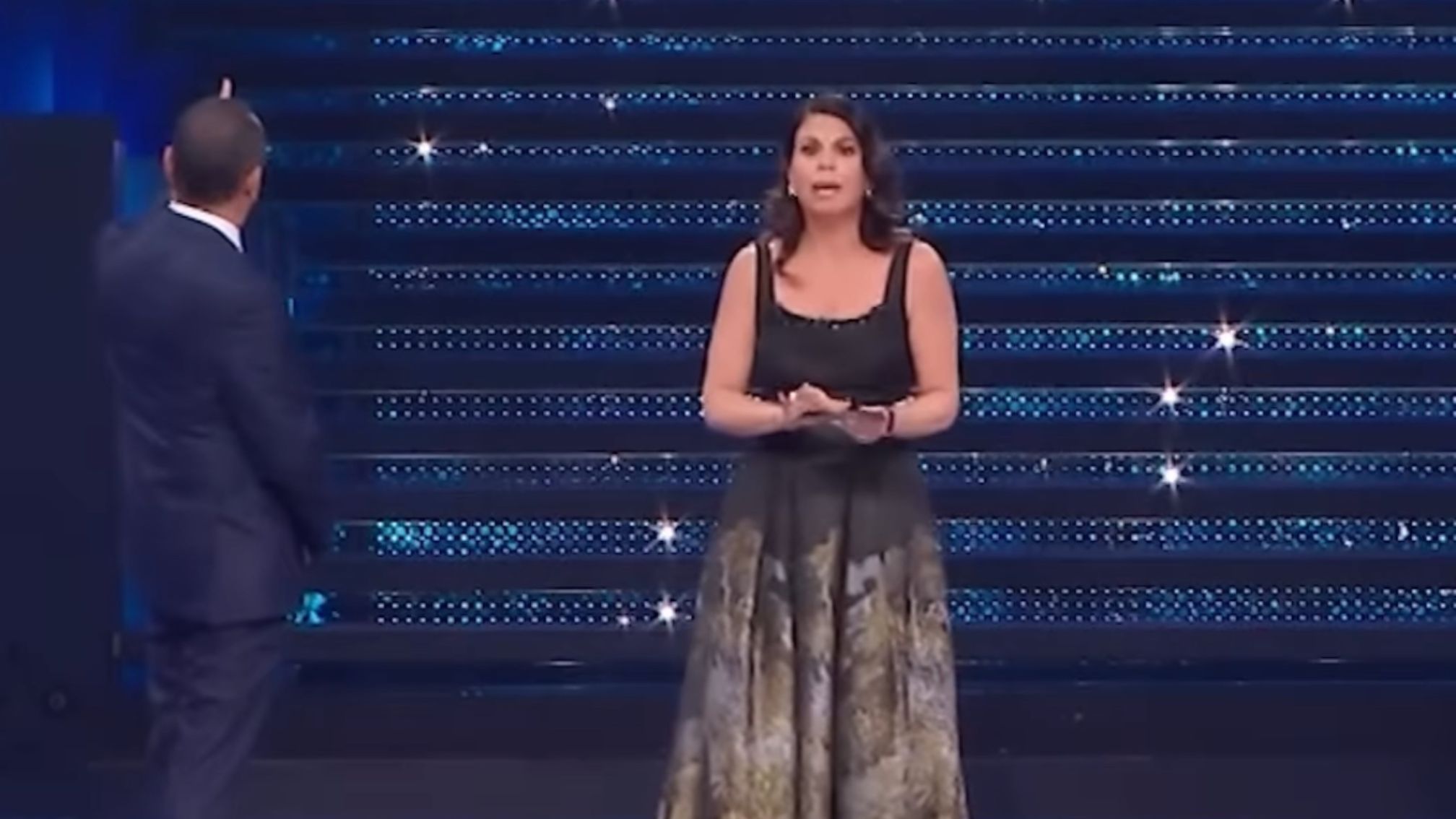 Cucciari a Sanremo, monta la polemica sulla battuta dell’onomastico