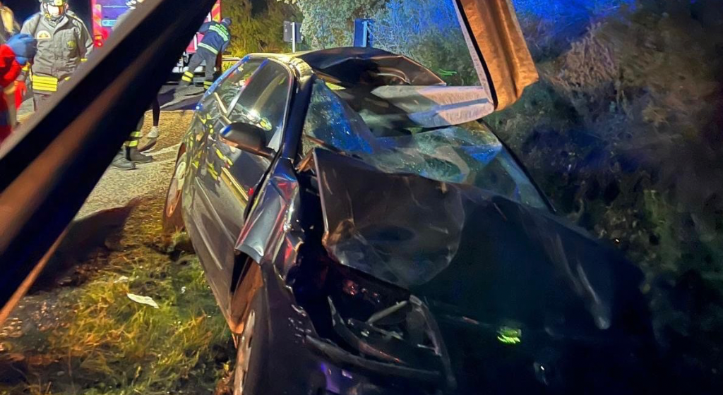 Tragedia sfiorata a Olzai: auto carambola e viene trafitta da guardrail