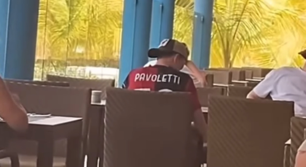 Capo Verde, turista con la maglia di Pavoletti: la scoperta social