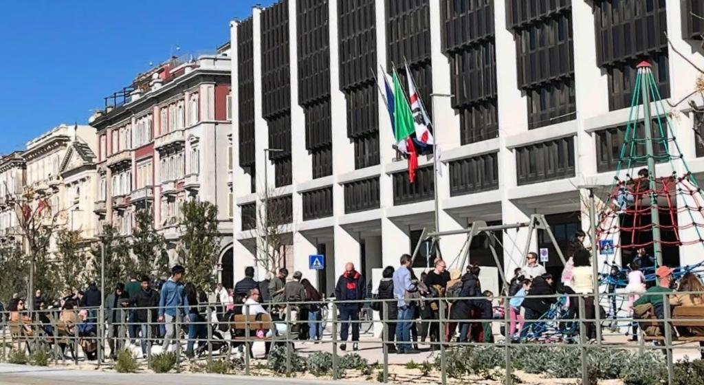 Il sole bacia Cagliari: tante persone nella passeggiata di via Roma