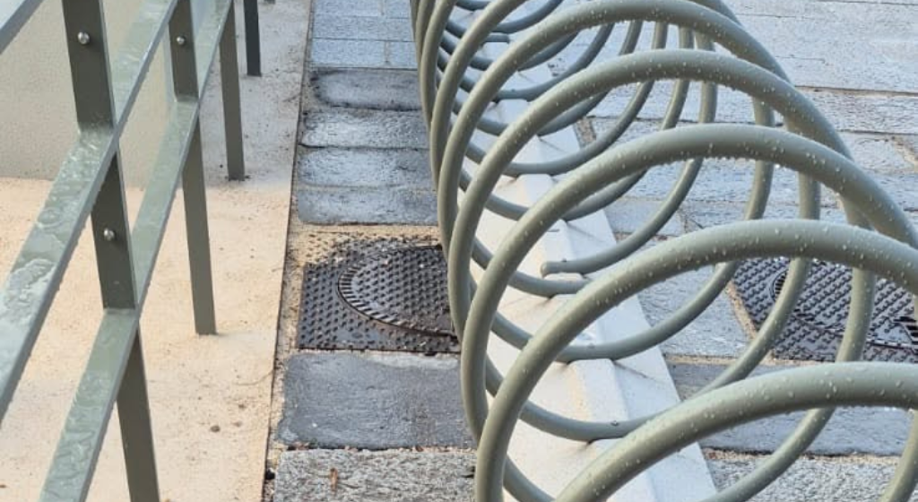 Cagliari, rastrelliere sui tombini in via Roma: “Il progetto di Boeri”