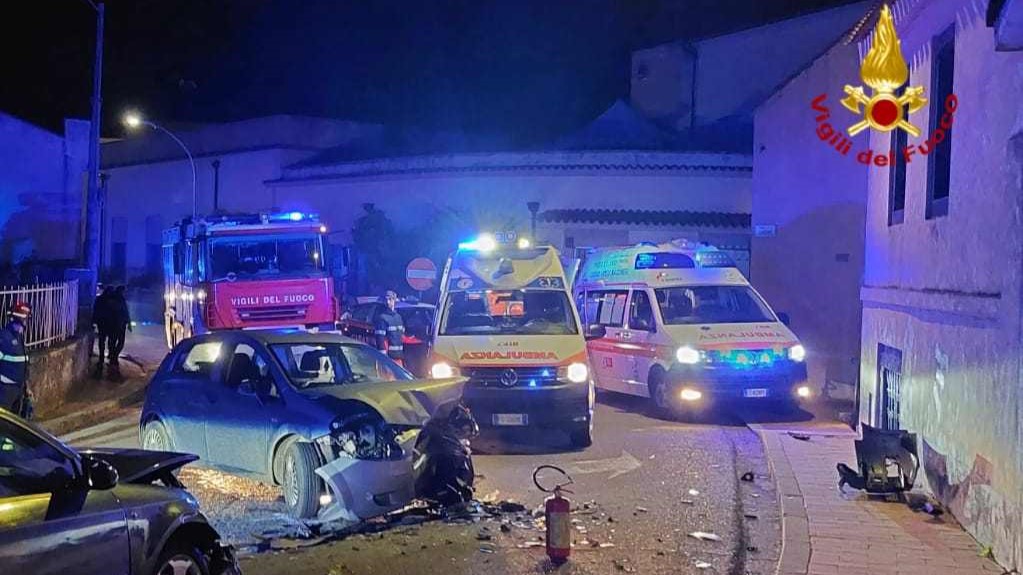 Abbasanta, violento scontro frontale nella notte: 3 feriti