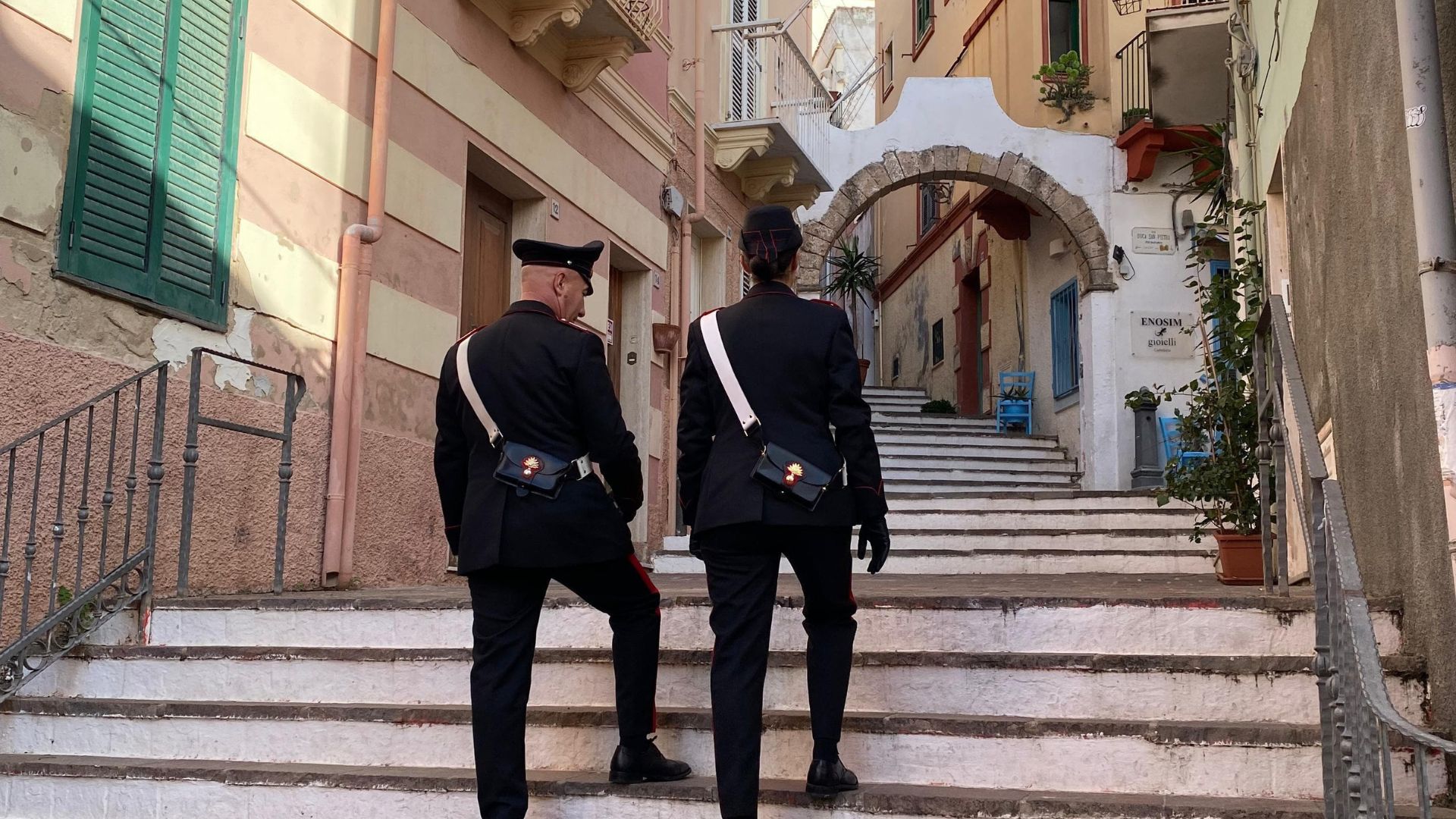 Sant’Antioco, in piazza con la ex nonostante il divieto: arrestato 39enne