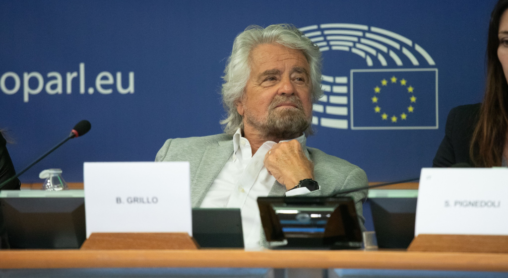 Beppe Grillo attacca Todde: “Che idea di futuro c’è in Sardegna?”