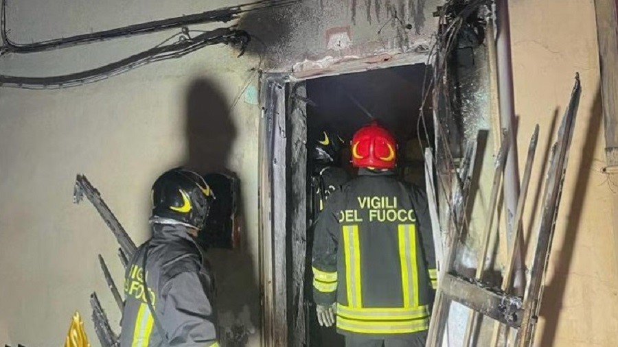 Giave, grosso incendio in una palazzina: una persona in ospedale