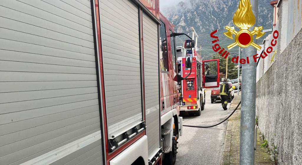 Prende fuoco una abitazione a Oliena: danni ingenti