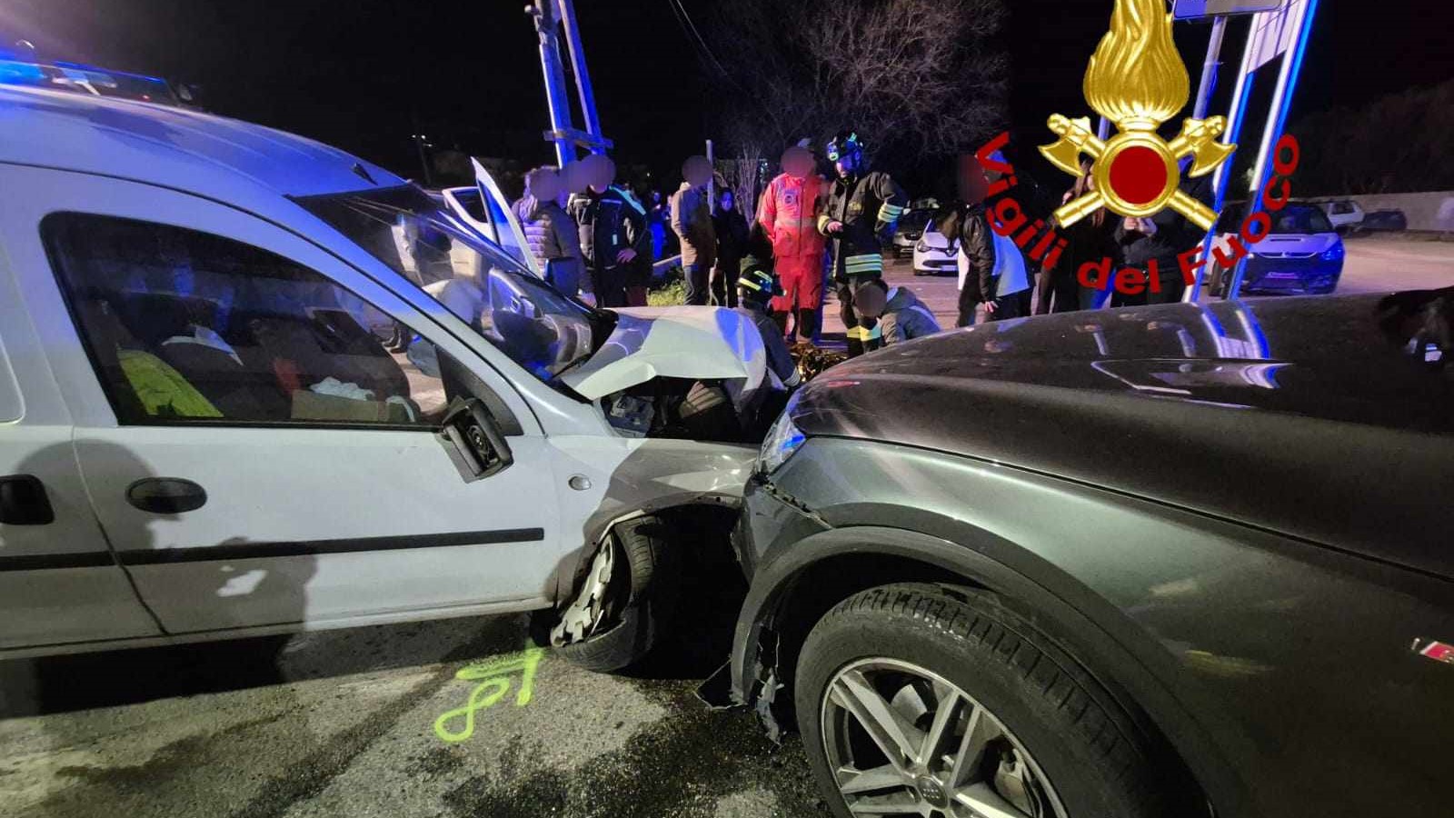 Cannigione, violento frontale tra un furgoncino e un’auto: ferite due donne