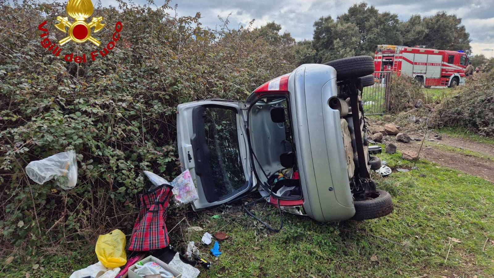 Sindia, auto abbatte un muretto e si rovescia: ferita una donna