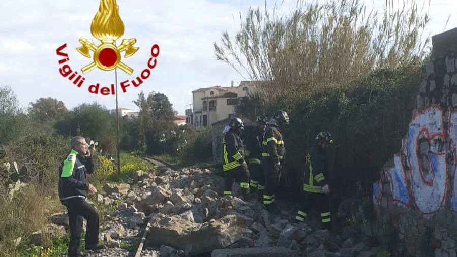 Tortolì, crolla un muraglione vicino a una scuola